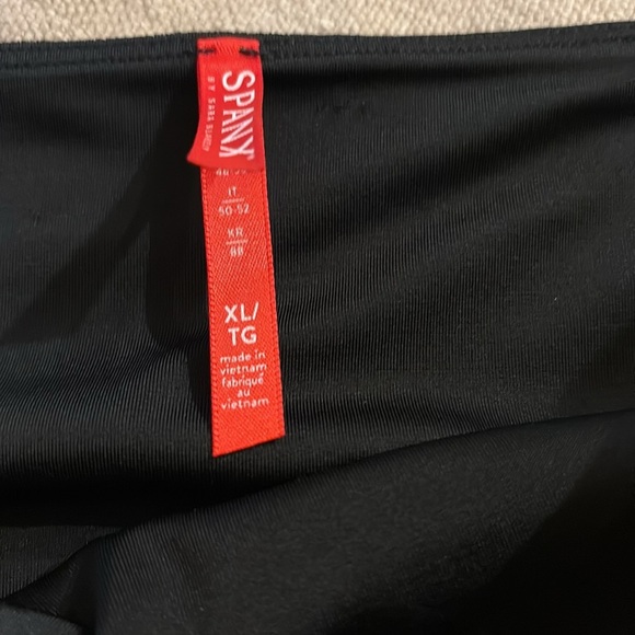 Spanx Velvet Elegant Black Women's Leggings - Picture 5 of 5